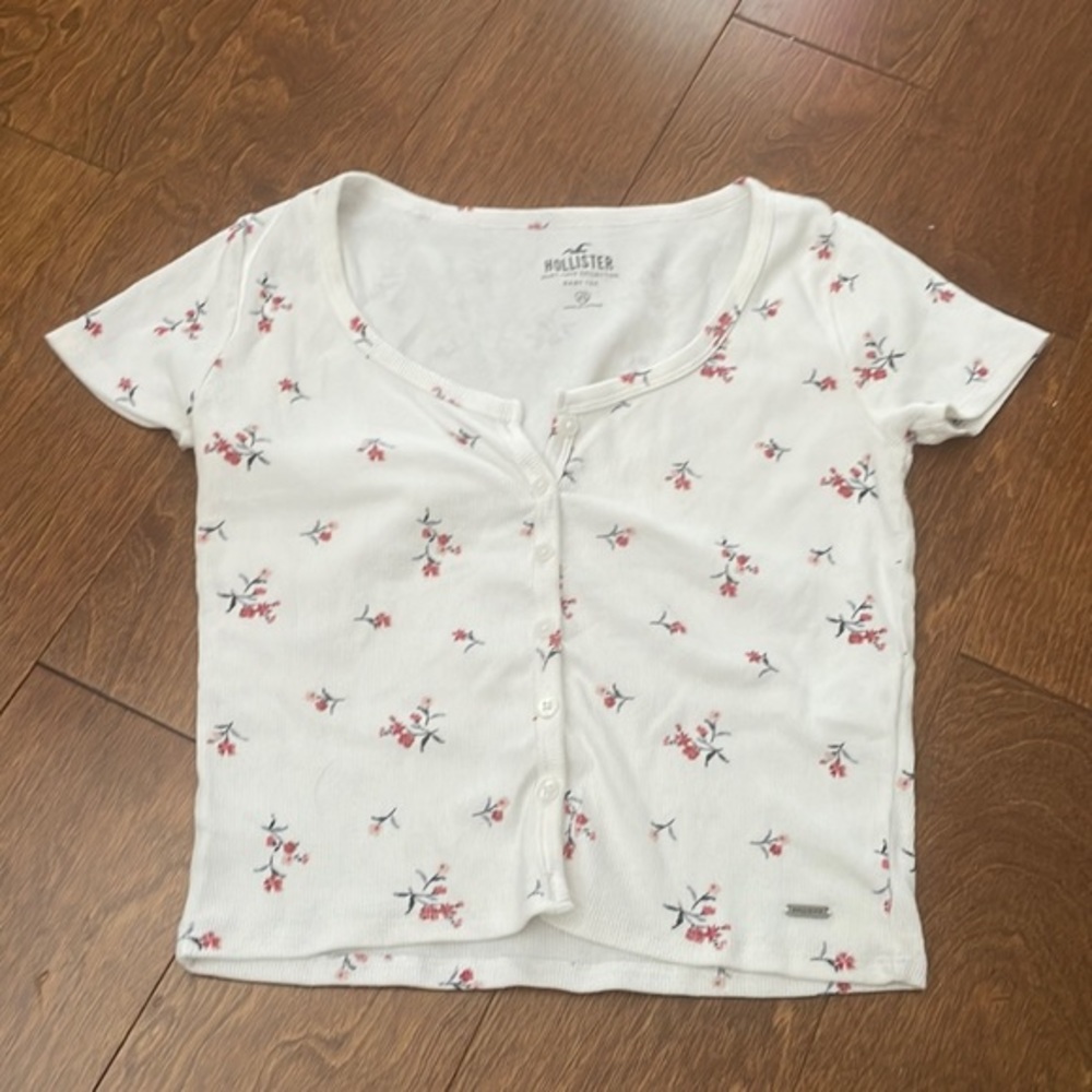 Super cute top from Hollister Baby tee Extra small